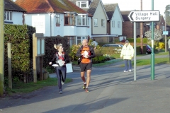 08:01 : Runners Leaving Meriden Village Hall